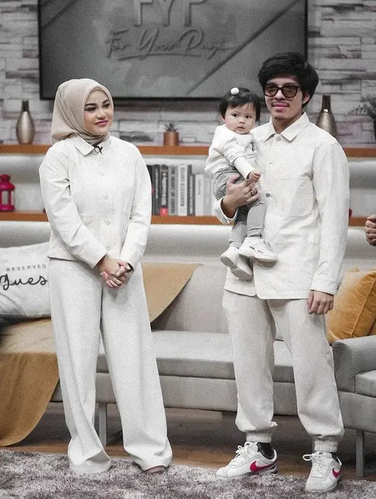 <p>Tak sedikit orang yang menyebut Atta dan Aurel sebagai family goals. Memang pasangan ini jauh dari kabar yang tak sedap. [Foto: instagram.com/dickyphotographie/aurelie.hermansyah]</p>