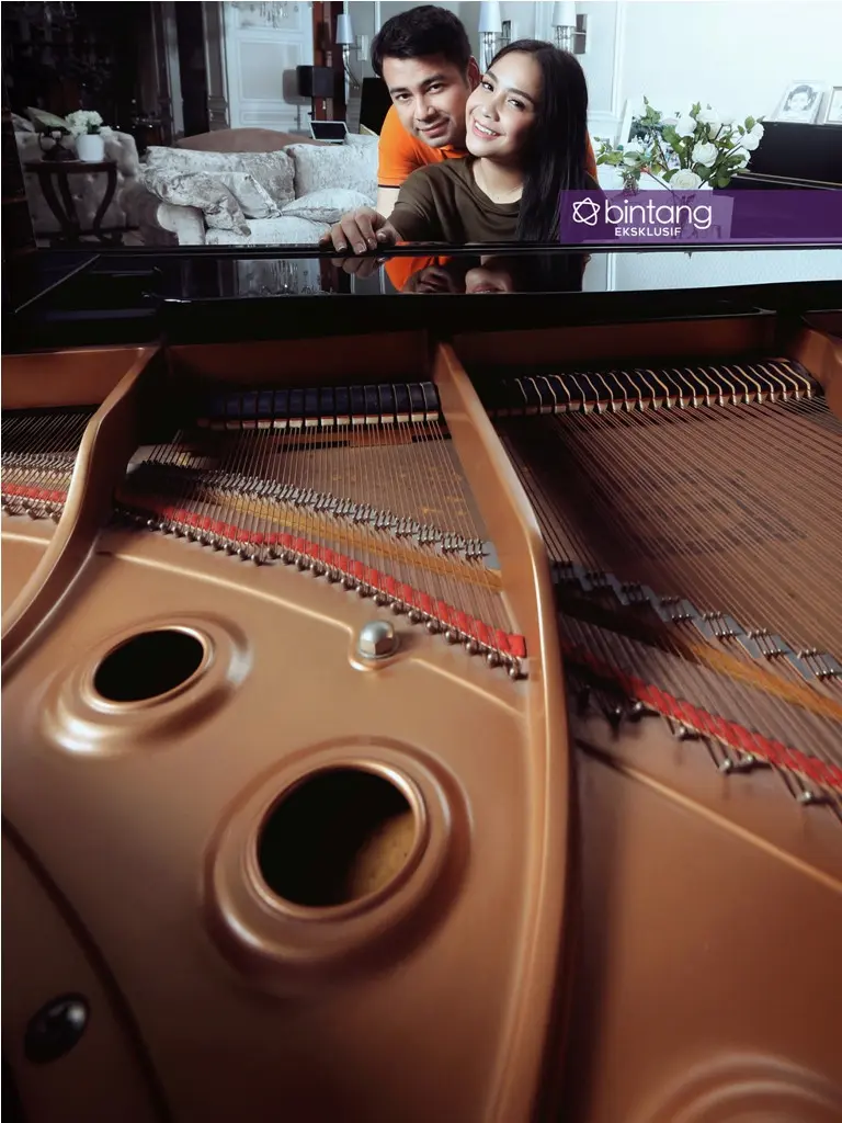 Raffi Ahmad-Nagita Slavina membuat film Rafathar untuk putra mereka. (Fotografer: Bambang E. Ros, Stylist : Indah Wulansari, Digital Imaging: Muhammad Iqbal Nurfajri/Bintang.com)