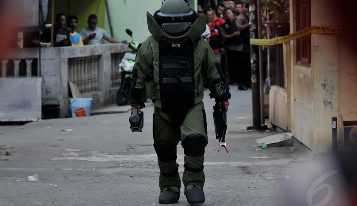 Tim Gegana Polda Metro Jaya saat tiba di lokasi, Jakarta, (9/10/14). (Liputan6.com/Johan Tallo)