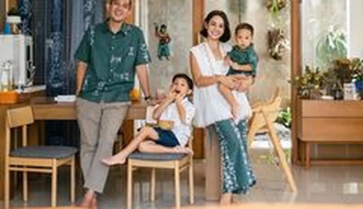 <p>Outfit berpotongan kebaya kutu baru modern yang dipadukan dengan kain lewat celana jadi konsep etnik modern dari Andien. (Foto: Instagram @andienaisyah) </p>