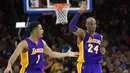 Bintang Los Angeles Lakers, Kobe Bryant (24) merayakan tembakan tiga point bersama rekannya D'Angelo Russell (1) saat laga NBA di Wells Fargo Center, Philadelphia, Selasa (1/12/2015). (Reuters/Bill Streicher-USA TODAY Sports)