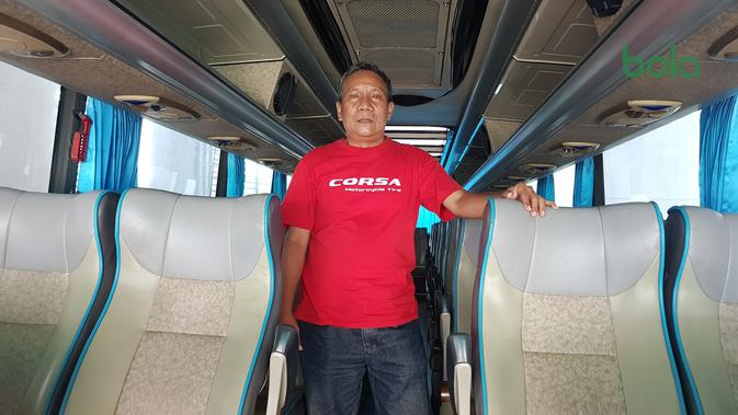 Sopir Bus Timnas Indonesia, Nasuki, punya pengalaman menarik seputar pelatih-pelatih tim Merah Putih. (Bola.com/Zulfirdaus Harahap)