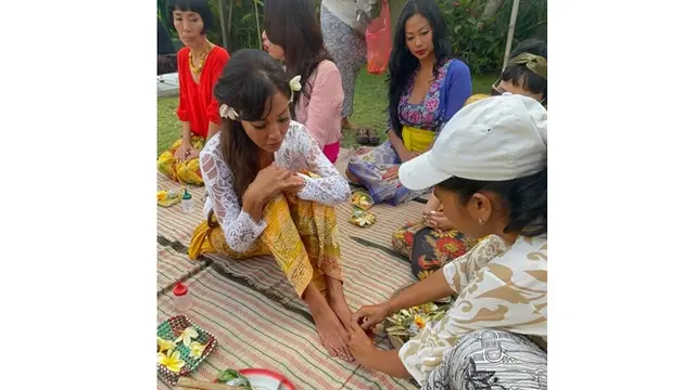 7 Momen Shanty Paredes Jalani Upacara Melaspas untuk Rumah Barunya di Bali