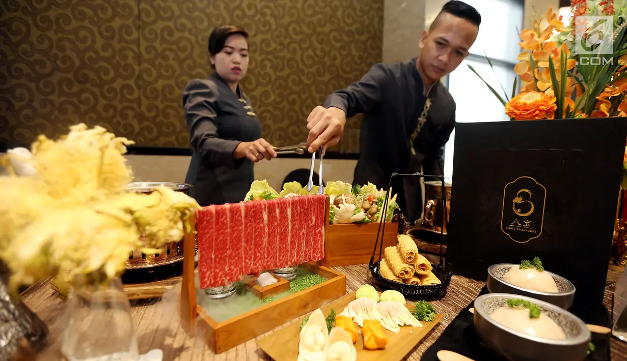Chef menyajikan makanan dalam festival kuliner "Flavors of The World" di Plaza Indonesia, Jakarta, Jumat (3/11). Festival kuliner internasional ini menampilkan menu dari belahan dunia yang berlangsung selama November 2017. (Liputan6.com/Johan Tallo)