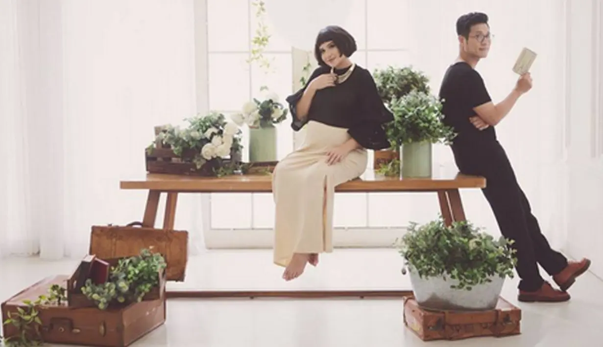 Pasangan orang tua baru ini menikah pada bulan Mei 2016 lalu di Museum Bank Indonesia, kawasan Kota Tua, Jakarta Barat. (Instagram/Juniorliem)