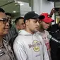 Ekspresi aktor Riza Shahab saat memberi keterangan usai menjalani pemeriksaan oleh BNN di Polda Metro Jaya, Jakarta, Jumat (13/4). Selain Riza, polisi juga menangkap pesinetron Reza Alatas atas kasus serupa. (Liputan6.com/Faizal Fanani)