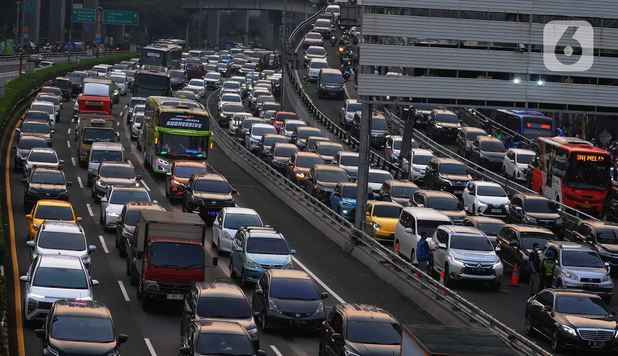 Pelayanan yang diberikan oleh petugas Jasa Marga dilakukan untuk mengurai antrean kendaraan yang masuk ke jalan tol dalam kota. (merdeka.com/Imam Buhori)