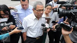 Sekda Pemprov Sumut, Hasban Ritonga menjawab pertanyaan wartawan usai diperiksa KPK, Jakarta, Rabu (25/11/2015). Hasban diperiksa sebagai saksi kasus dugaan suap DPRD Sumut periode 2009-2014 dan 2014-2019. (Liputan6.com/Helmi Afandi)