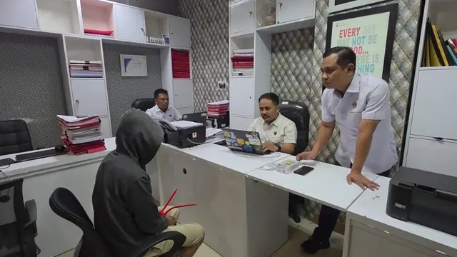 Polres Bandara Soekarno-Hatta menangkap pelaku penjambretan telepon genggam milik seorang ibu di Jalan Perimeter Utara, Bandara Soekarno-Hatta.