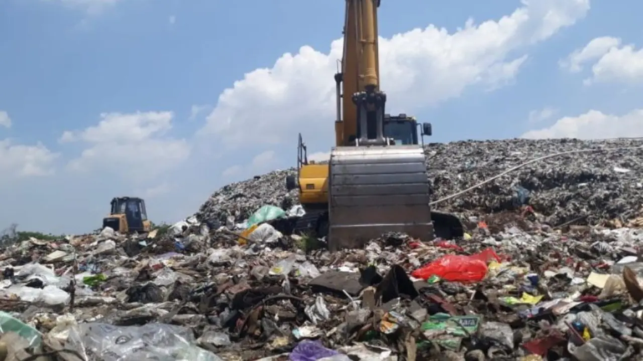 Operator mengoperasikan alat berat untuk manata ratakan sampah kiriman di TPA Segawe, Tulungagung.
