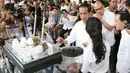 Presiden Joko Widodo berbincang dengan barista saat Ngopi Sore di Istana Bogor, Jawa Barat, Minggu (1/10). Acara Ngopi Sore ini juga bertujuan untuk mempromosikan sektor hulu industri kopi di Indonesia. (Liputan6.com/Angga Yuniar)