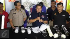 Direktorat Tindak Pidana Narkoba Bareskrim Polri berhasil mengungkap sindikat internasional peredaran narkotika jenis sabu jaringan Afrika, China & Jakarta dengan mengamankan dua tersangka, di Mabes Polri, Jakarta, Selasa (3/5). (Liputan6.com/Johan Tallo)