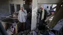 Warga Palestina yang mengungsi memeriksa kerusakan setelah sebuah rumah menjadi sasaran serangan Israel di kamp pengungsi Maghazi, Jalur Gaza Tengah pada Kamis 21 Mei 2026. (Eyad Baba/AFP)