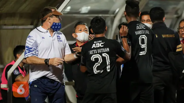 Pelatih Persib Bandung, Robert Alberts dan COO Bhayangkara FC, Sumardji.
