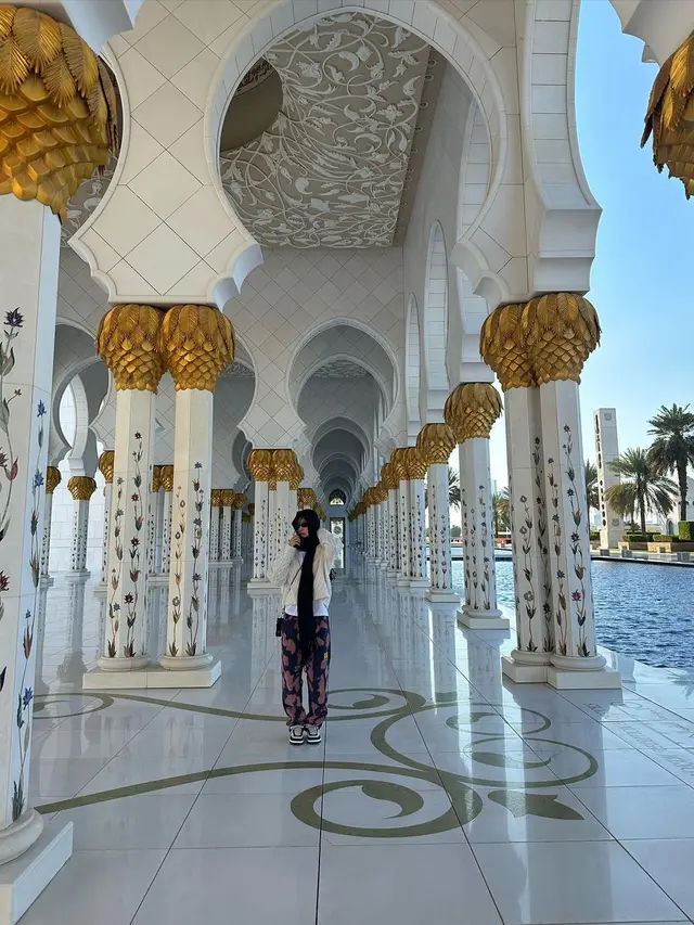 6 Potret Jennie BLACKPINK Pakai Kerudung saat Kunjungi Grand Mosque Abu Dhabi