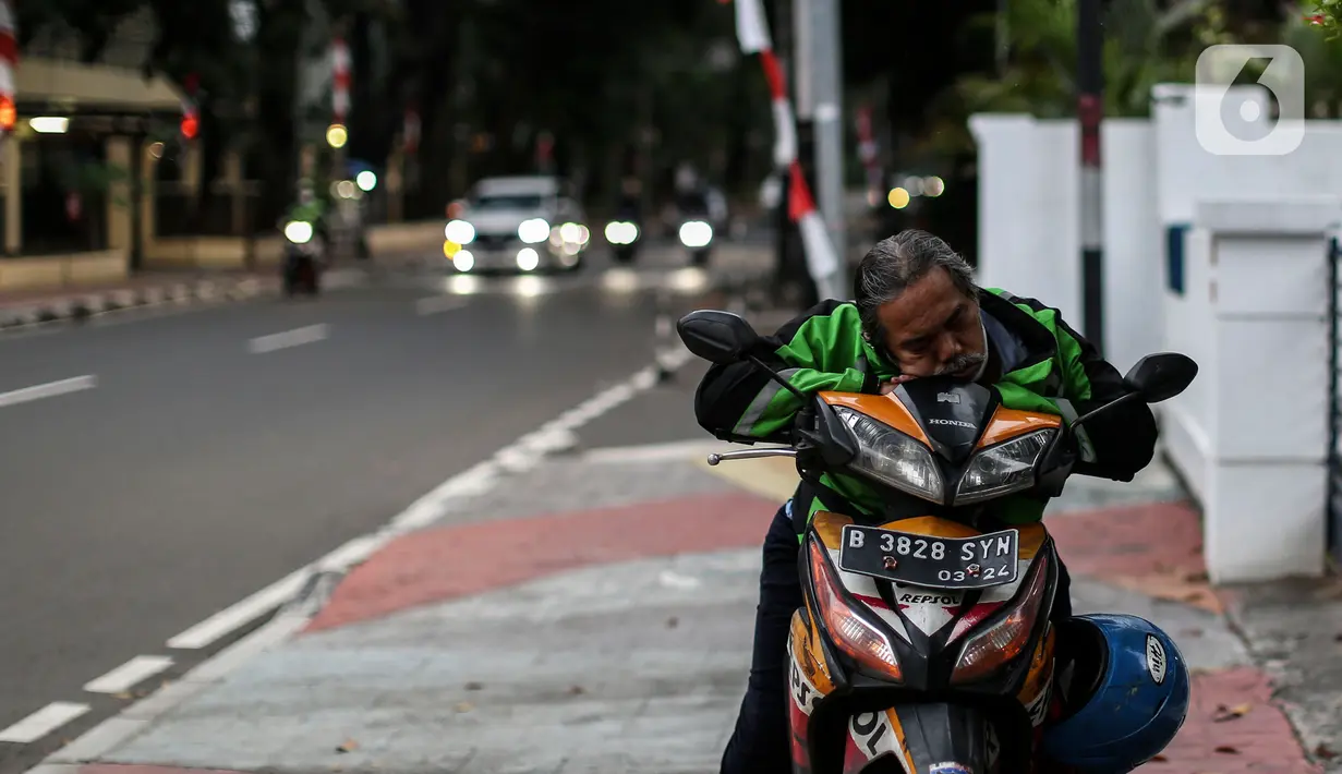 Pengendara motor beristirahat saat Pemberlakuan pembatasan kegiatan masyarakat (PPKM) level 3, Jakarta, Sabtu (21/8/2021). Wagub DKI Jakarta Ahmad Riza Patria mengungkapkan, Jakarta sudah keluar dari zona merah setelah satu setengah bulan angka COVID-19 tinggi.  (Liputan6.com/Johan Tallo)