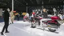 Orang-orang menjajal sepeda motor Honda dalam Pameran Impor Internasional China (China International Import Expo/CIIE) ketiga di Shanghai, China timur (5/11/2020). Total tujuh pabrikan otomotif top dunia berpartisipasi dalam ajang CIIE tahun ini. (Xinhua/Zhao Dingzhe)