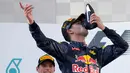 Pebalap Red Bull Racing asal Australia, Daniel Ricciardo merayakan kemenangannya saat menjuarai GP Malaysia di Sirkuit Sepang, Minggu (2/10). (REUTERS/ Edgar Su)