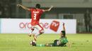 Pemain Persija Jakarta, Alzubaidy melompat menghidari terjangan pemain PS TNI, Erwin Ramdani  pada laga Liga 1 2017 di Stadion Pakansari, Bogor, (8/6/2017). (Bola.com/Nicklas Hanoatubun)