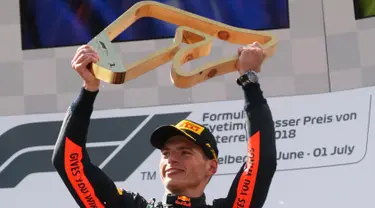 Pembalap Red Bull Max Verstappen dari Belanda mengangkat trofi di podium setelah memenangkan Grand Prix Formula Satu Austria di Red Bull Racetrack di Spielberg, Austria selatan, (1/7). Verstappen mencatatkan waktu 1:21:56,024. (AP Photo / Ronald Zak)