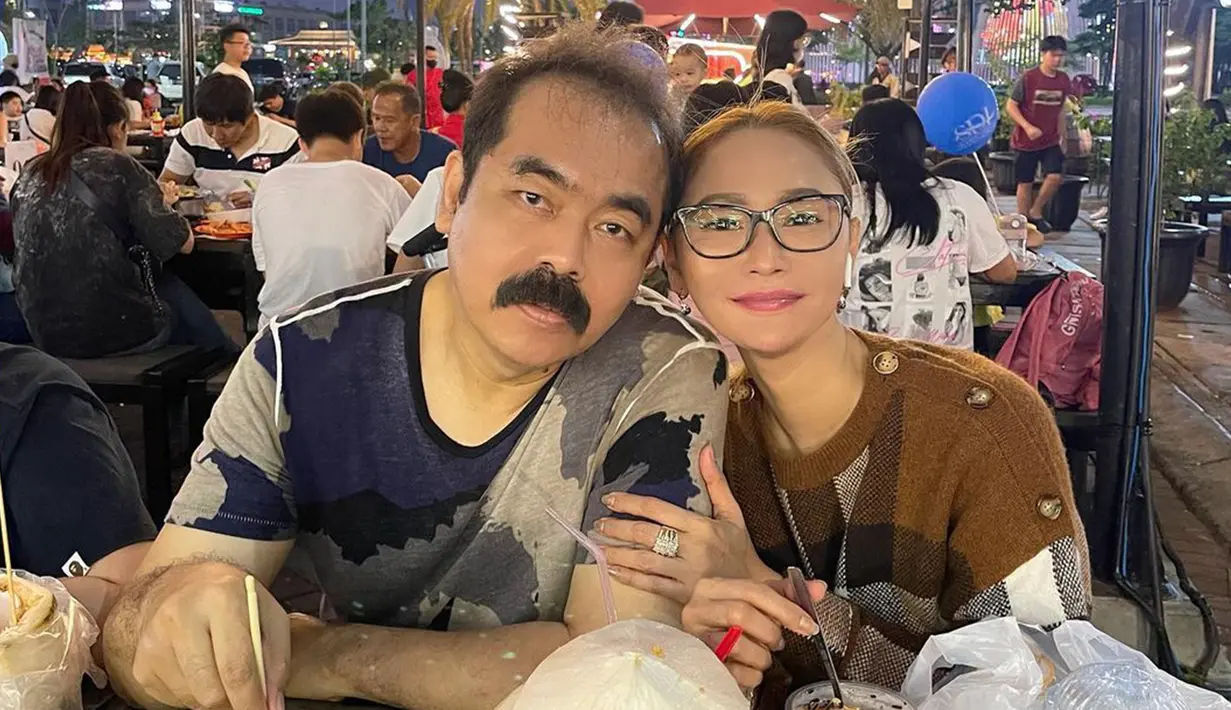 Makan bersama di luar menjadi pilihan Inul Daratista dan Adam Suseno saat libur syuting. "Happy family. Pacaran sik mumpung prei syuting. Nyenengin yg datang dr kampuang," tulis Inul pada keterangan foto yang dia unggah ke akun Instagram-nya. (Instagram/inul.d)