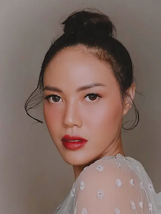 Tak hanya sebagai model dan host, Della merambah seni peran. Ia memulai debut aktingnya di film Love For Sale yang tayang pada tahun 2018. (Liputan6.com/IG/@delladartyan)