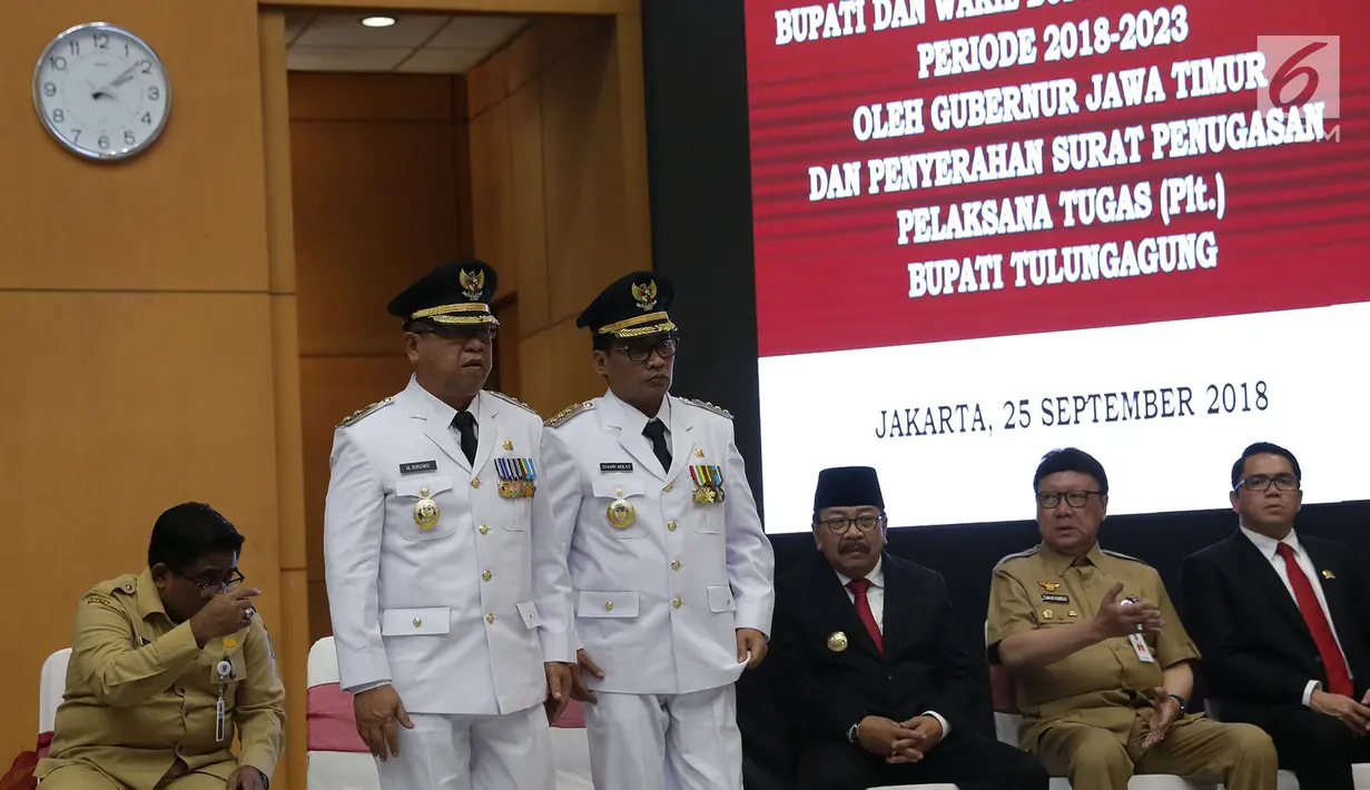 Bupati dan Wakil Bupati Tulungagung terpilih, Syahri Mulyo (tiga kiri) dan Maryoto Birowo (dua kiri) saat pelantikan di Jakarta, Selasa (25/9). Pengangkatan Maryoto sebagai Plt Bupati Tulungagung agar pemerintahan tidak kosong. (Merdeka.com/Imam Buhori)