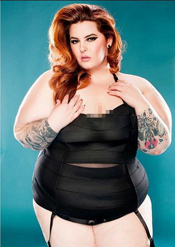 Tess Saat Berpose Depan Kamera | Foto: copyright Brit.co