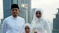 Laudya Cynthia Bella kini sudah resmi menjadi istri Engku Emran. Menikah di Kuala Lumpur, Malaysia, Jum’at (8/9/2017), petang hari waktu setempat. Selamat berbahagia Emran dan Bella! (Instagram/bellaengkuemran)