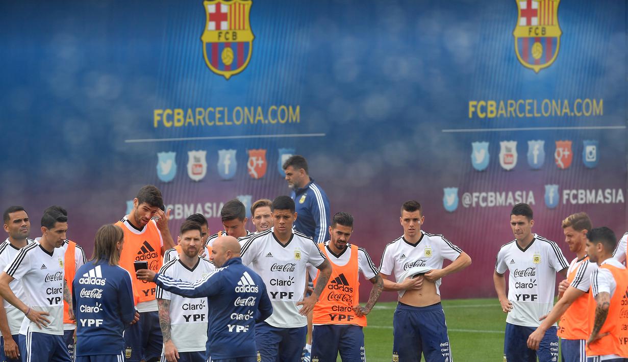 Para pemain Argentina mendengarkan instruksi pelatih Jorge Sampaoli saat latihan di Pusat Pelatihan Joan Gamper, Barcelona, Sabtu (2/6/2018). Latihan ini merupakan persiapan jelang Piala Dunia 2018. (AFP/Lluis Gene)