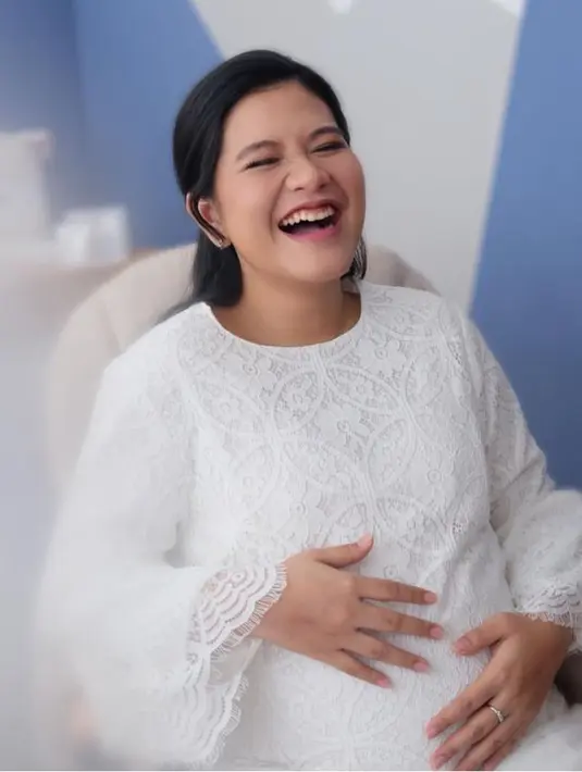 Sementara itu, Kahiyang Ayu di kehamilan pertamanya tampil dengan dress lace warna putih. Dengan rambut yang diikat setengah. [@ayanggkahiyang]