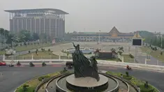 Gambar udara menunjukkan Tugu Zapin ketika kabut asap pekat menyelimuti Pekanbaru, Riau, Minggu (15/9/2019). Menurut BMKG, kualitas udara di wilayah Pekanbaru masih terpantau tidak sehat pada Minggu pagi. (ADEK BERRY/AFP)