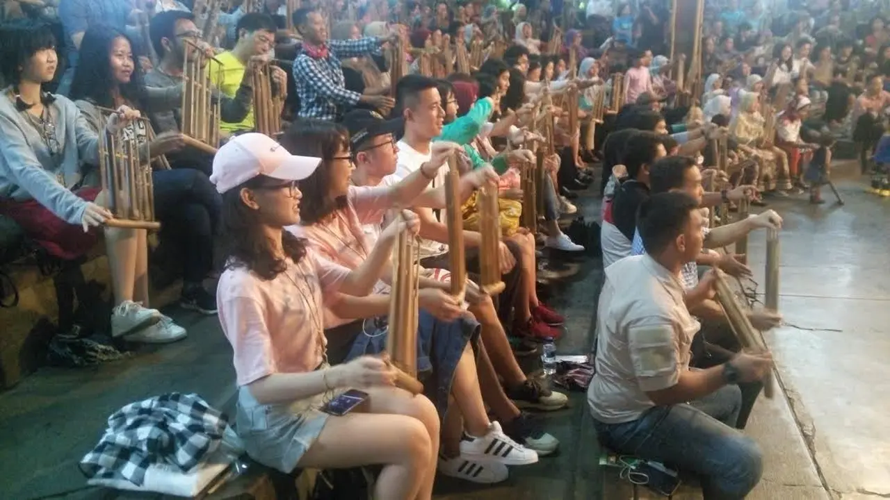 Kunjungan mahasiswa China ke Saung Angklung Udjo. (Liputan6.com/Huyogo Simbolon) 