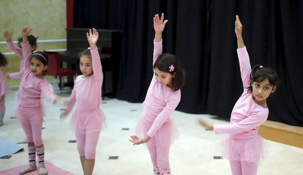 Anak-anak Palestina ini serius berlatih balet yang diselenggarakan oleh Al-Qattan Center for Children, di kota Gaza, Palestina, (25/11/2015). (Reuters/Suhaib Salem).