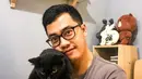 Dennis Adishwara memiliki beberapa kucing yang ia rawat dengan penuh kasih sayang. Kucing hitam yang digendong Dennis ini bernama Jiji. Jiji bahkan memiliki akun Instagram sendiri bernama @jijicat666. (Liputan6.com/IG/@dennisadishwara).