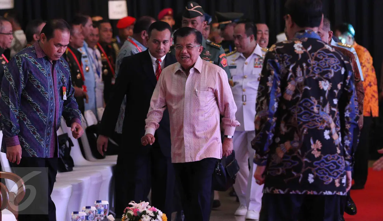 Wakil Presiden Jusuf Kalla tiba menghadiri pembukaan pameran Indo Defence 2016 Expo & Forum di JIExpo Kemayoran, Jakarta, Rabu (2/11). Indo Defence 2016 Expo & Forum diselenggarakan dari tanggal 2-5 November 2016. (Liputan6.com/Faizal Fanani)