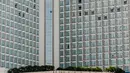 Jendela Hotel berbentuk hati, tampak terlihat di Hotel Grand Hyatt, Bundaran HI, Jakarta, Senin (13/4/2020). Aksi tersebut juga sebagai bentuk ungkapan cinta terhadap perjuangan tenaga medis dan orang-orang di garis terdepan dalam penanganan Covid-19. (Liputan6.com/Faizal Fanani)