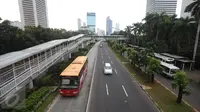 Suasana arus lalu lintas di Jalan Sudirman, Jakarta,Senin (11/7). Meskipun libur cuti bersama telah usai, Jalanan protokol Jakarta masih sepi. (Liputan6.com/Immanuel Antonius)