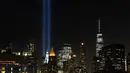 Instalasi cahaya bertajuk 'Tribute in Light'  menerangi langit di lower Manhattan, New York, Selasa (10/9/2019). Cahaya kembar berwarna biru tersebut dinyalakan untuk memperingati 18 tahun peristiwa serangan gedung kembar World Trade Center (WTC)  pada 11 September 2001 silam. (AP/Mark Lennihan)