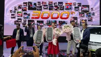 Luna Maya dan konsumen Omoda E5 ke 3.000 dihadirkan Chery ke GIIAS 2024. (Liputan6.com / Septian Pamungkas)