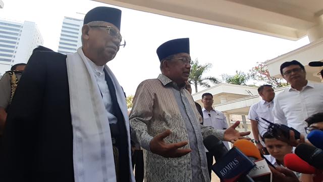 Wakil Presiden Jusuf Kalla melaksanakan salat Jumat bersama Wapres terpilih Ma'ruf Amin. Selain salat Jumat bersama, JK juga memperkenalkan Ma'ruf dengan sejumlah staf di Kantor Wapres.