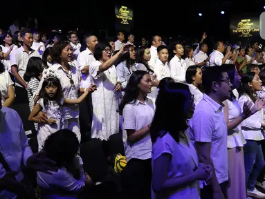 Karyawan EMTEK Group beragama Nasrani menghadiri Perayaan Natal Persekutuan Doa SCTB - Emtek Group 2019 di Studio 6 Emtek City, Jakarta, Kamis (19/12/2019). Acara yang juga diisi Agnez Mo Christmas Concert – The Greatest Love ini akan disiarkan pada 24 Desember di SCTV. (Liputan6.com/Johan Tallo)