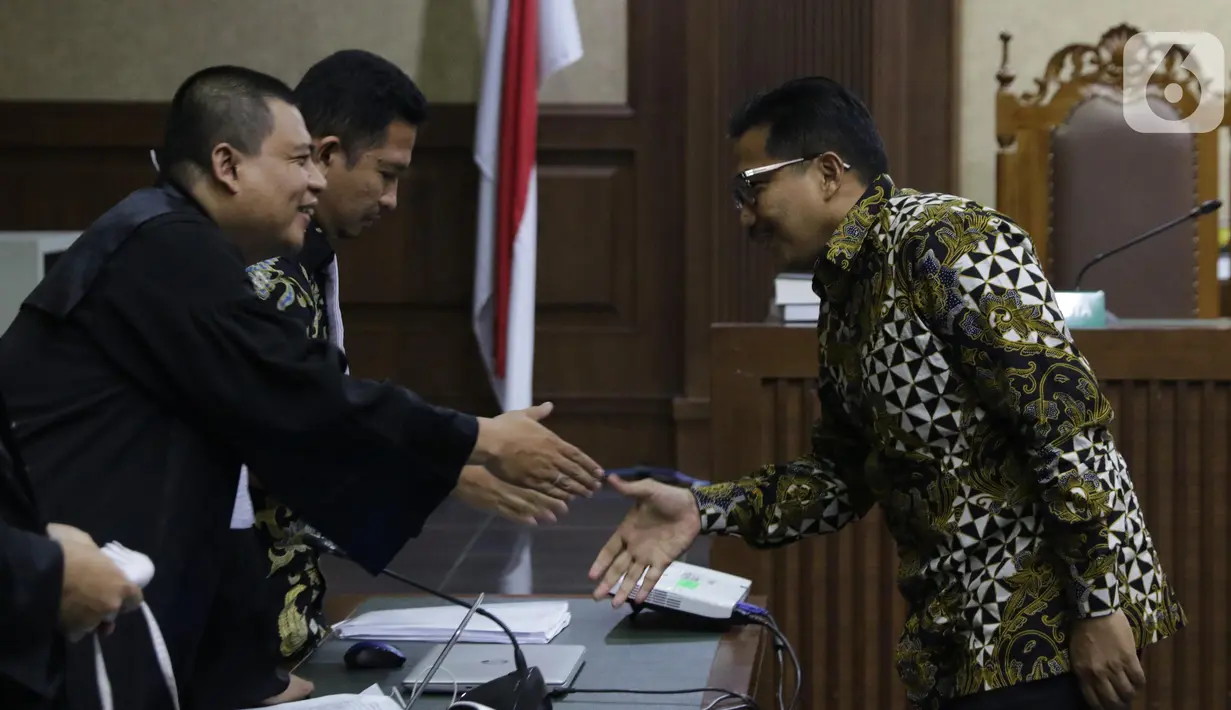 Terdakwa dugaan gratifikasi terkait kerjasama jasa pelayaran, Bowo Sidik Pangarso (kanan) usai memberi keterangan saat sidang lanjutan di Pengadilan Tipikor, Jakarta, Rabu (23/10/2019). Sidang mendengar keterangan terdakwa. (Liputan6.com/Helmi Fithriansyah)