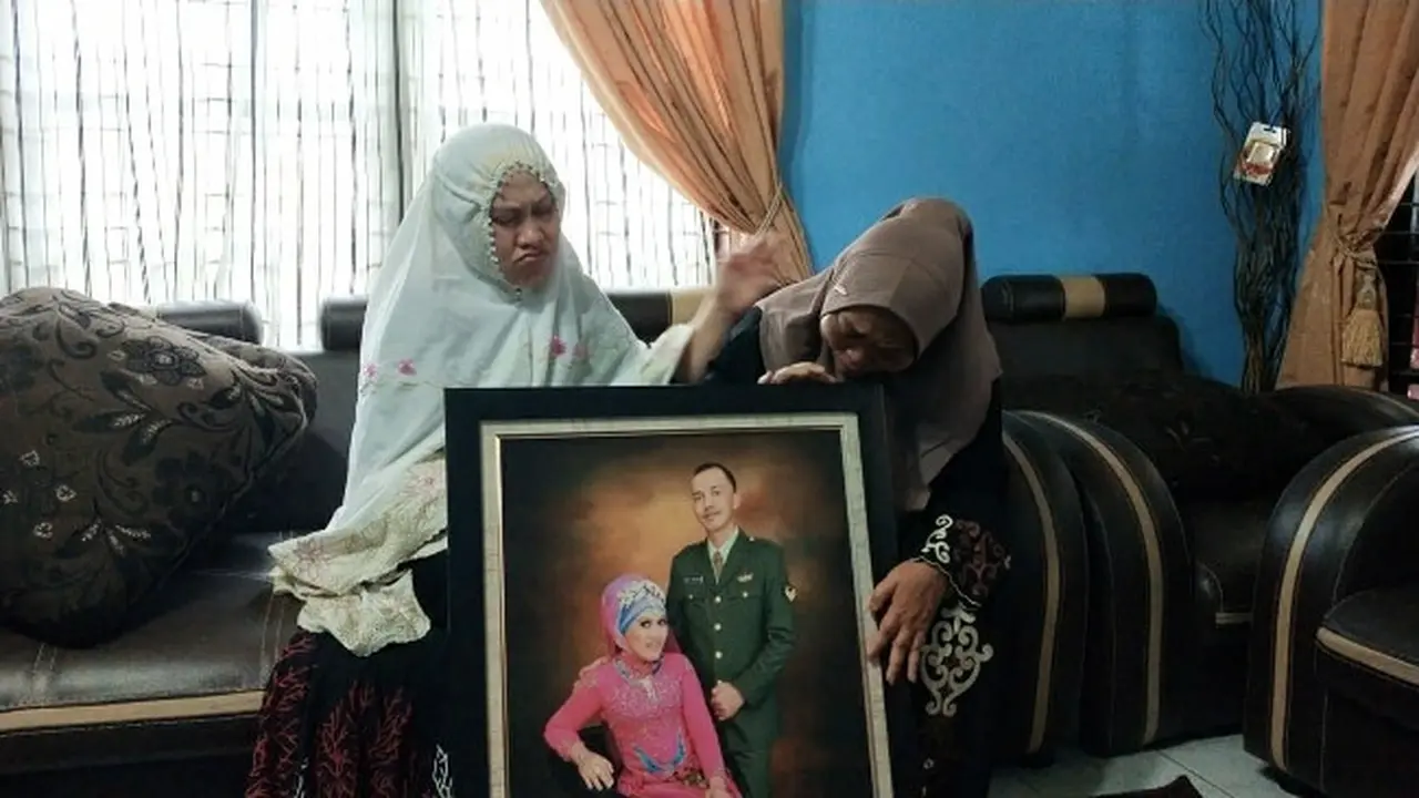 Istri Serma Rama, prajurit TNI gugur di Kongo, dan orangtuanya di rumah duka Jalan Garuda Sakti Kabupaten Kampar.
