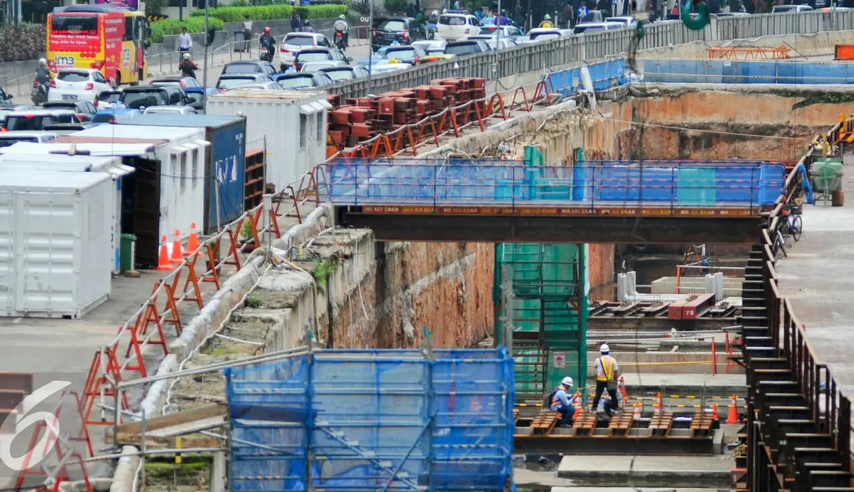 Salah satu titik proyek pembangunan jalur Mass Rapid Transit (MRT) di sepanjang Jalan Sudirman, Jakarta, Kamis, (25/5/2016). Ahok berharap investor bisa ikut bergabung bantu percepat pembangunan infrastruktur DKI. (Liputan6.com/Yoppy Renato)