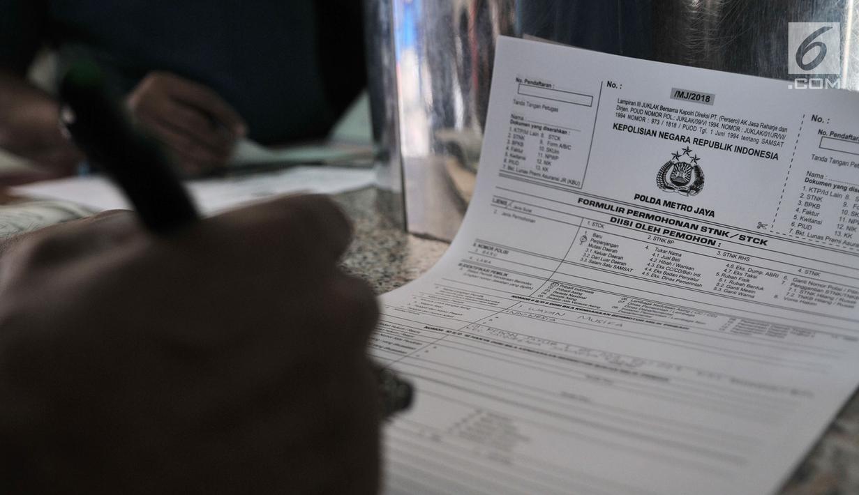 Warga mengisi formulir pendaftaran perpanjang pajak kendaraan bermotor di Samsat Jakarta Timur, Senin (2/7). Pemprov DKI menghapus denda Pajak Kendaraan Bermotor (PKB) dimulai dari 27 Juni hingga 18 Agustus 2018. (Merdeka.com/Iqbal S Nugroho)