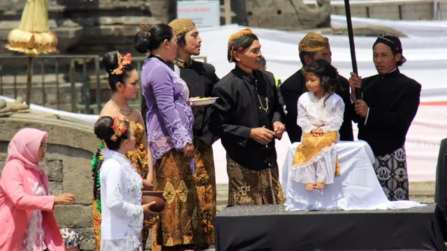 Upacara pemotongan rambut gembel Dieng Culture Festival. (Foto: Liputan6.com/Muhamad Ridlo)