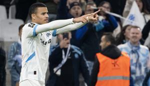 Pemain depan Marseille asal Inggris bernomor punggung 10, Mason Greenwood, merayakan golnya selama pertandingan Liga Prancis antara Olympique de Marseille (OM) dan FC Nantes di Stadion Velodrome di Marseille, Prancis tenggara, pada tanggal 2 Maret 2025. (MIGUEL MEDINA/AFP)