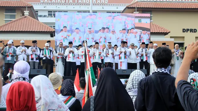 Ribuan warga memadati kawasan di samping Masjid Raya Al Azhom atau Taman Elektrik, Kota Tangerang, dalam aksi damai membela Palestina pada Minggu (20/4/2025).