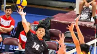 Spike outside hitter timnas voli putra Indonesia&nbsp;Farhan Halim coba diblok pemain Kazakhstan pada laga babak 12 besar AVC Challenge Cup 2023 di University of Taipei, Taiwan, Rabu (12/7). Indonesia menang 3-0 (30-28, 25-21, 25-15). (foto: Instagram @avcvolley)